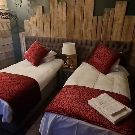 The Waterside Bar, Rooms & Restaurant Суинтон Номер фото